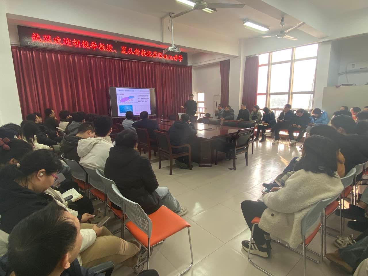 郑州大学胡俊华教授和河南师范大学夏从新教授做客我校弘德讲坛