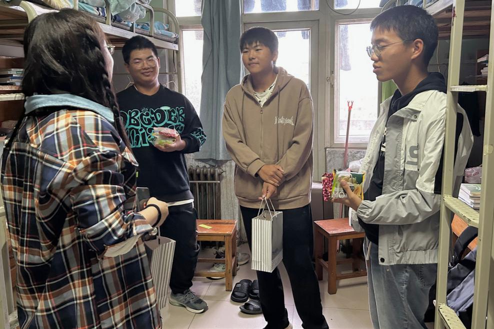 情浓金秋 爱满佳节——机电学院开展新生中秋国庆“双节”走访慰问活动