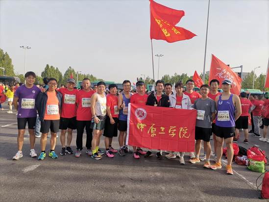 我校30多位运动健儿参加第十五届郑开国际马拉松