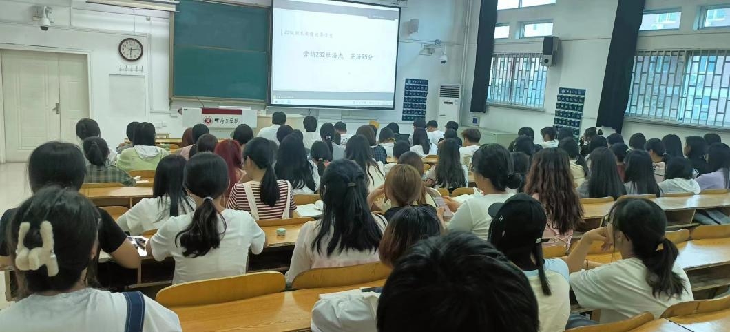 经济管理学院举办“学榜样 促学风 树新风”优秀学生学习经验分享交流会