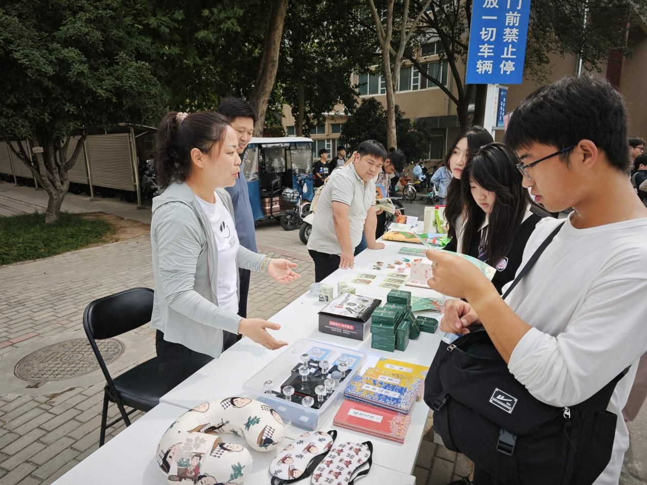 新郑市文物局、智能服饰与服装学院联合开展文物保护宣传活动