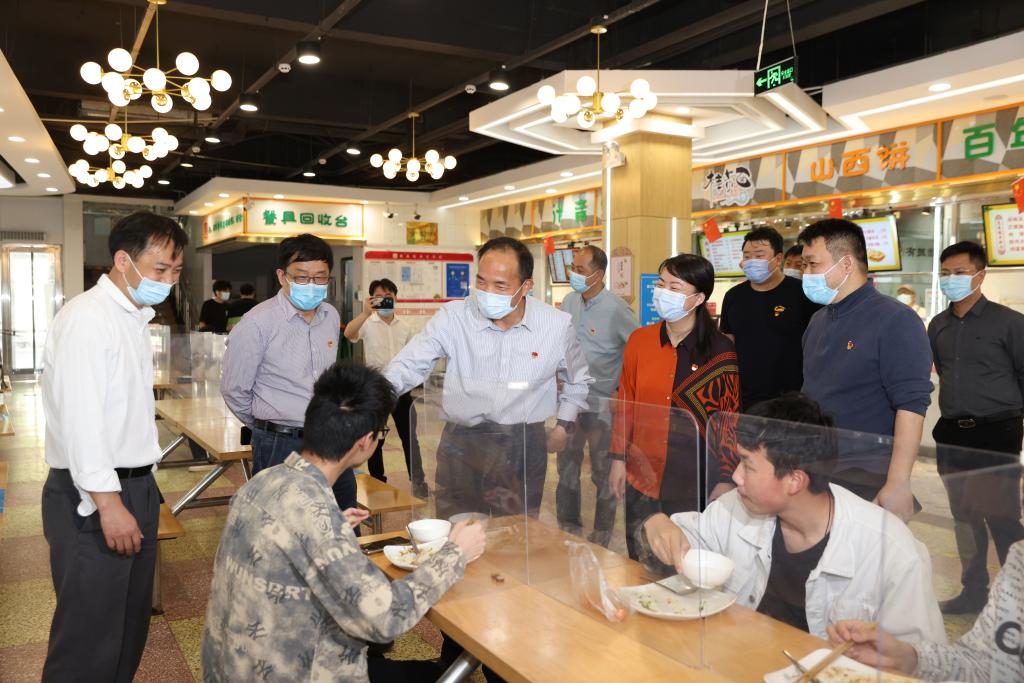 校领导检查指导龙湖校区疫情防控工作