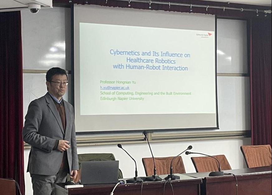 英国爱丁堡龙比亚大学于洪年教授做客我校弘德讲坛