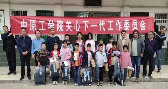 十八禁不卡国产在线播放关心下一代工作委员会赴方城县新集村小学进行爱心帮扶活动