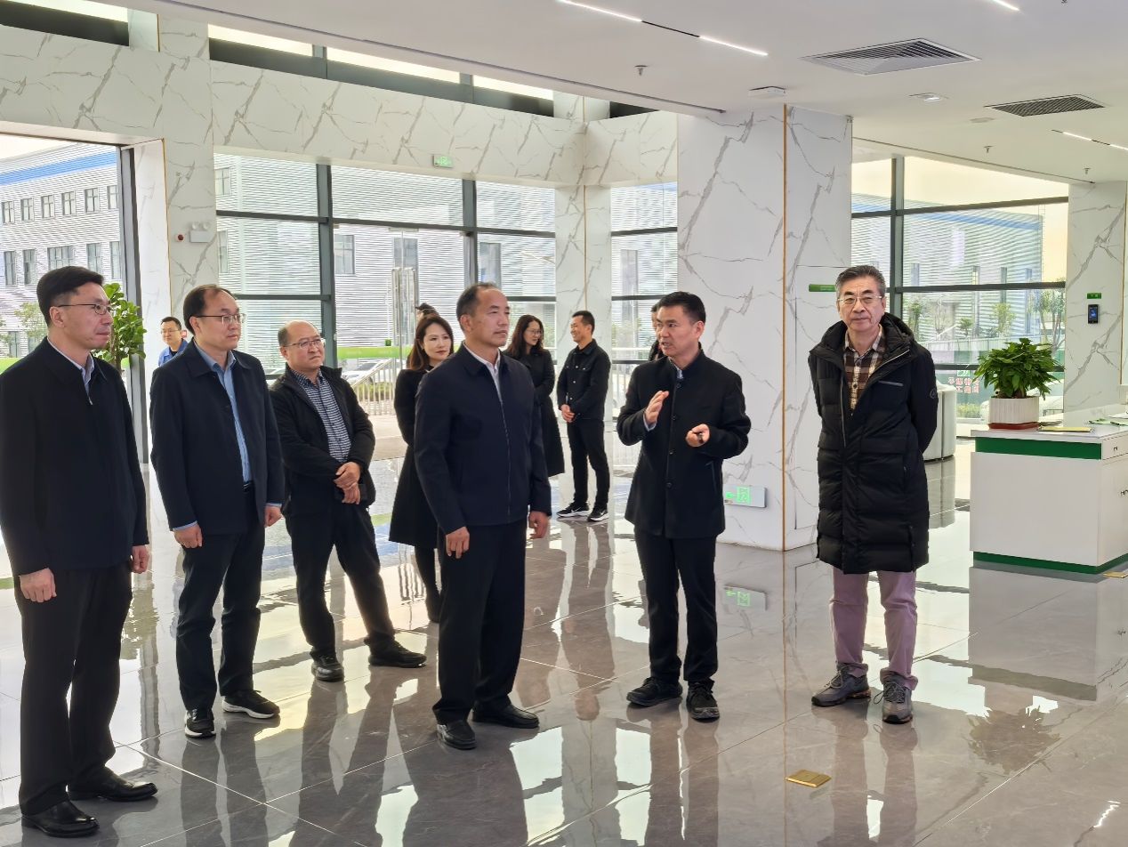 贾少鑫、马建国到河南电子半导体产业园访企拓岗并与平顶山卫东区人民政府签署科技创新战略合作协议