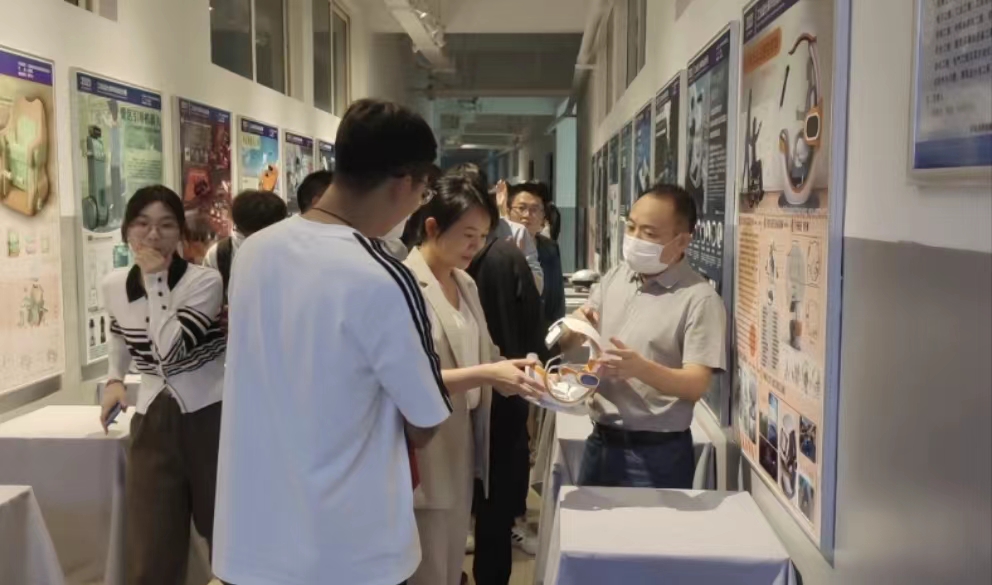 机电学院把主题党日活动办在学生毕业设计作品展上
