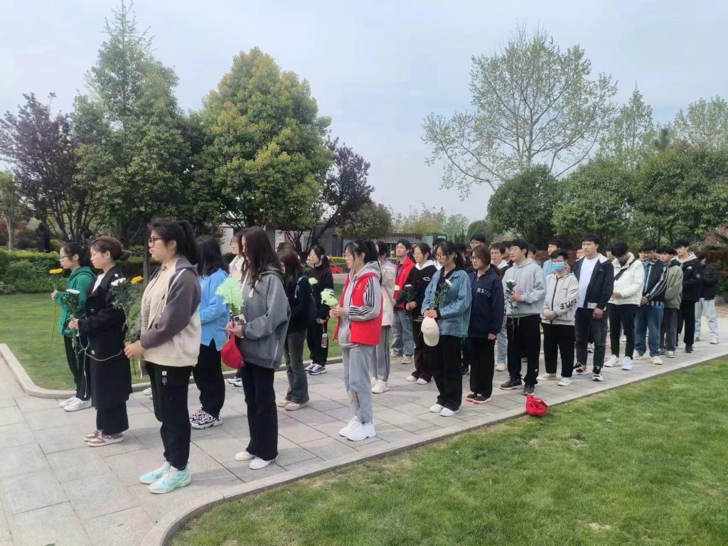 能源与环境学院开展“清明祭英烈”活动