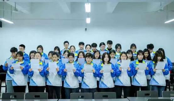 法学院、知识产权学院开展“传承红色基因•清明祭英烈”活动