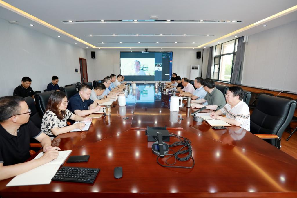 学校召开党委理论学习中心组（扩大）会议 专题学习研讨党的二十届三中全会精神