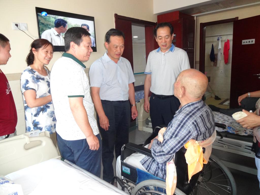校党委副书记郭正让和副院长谷景立一行慰问我校抗战老战士