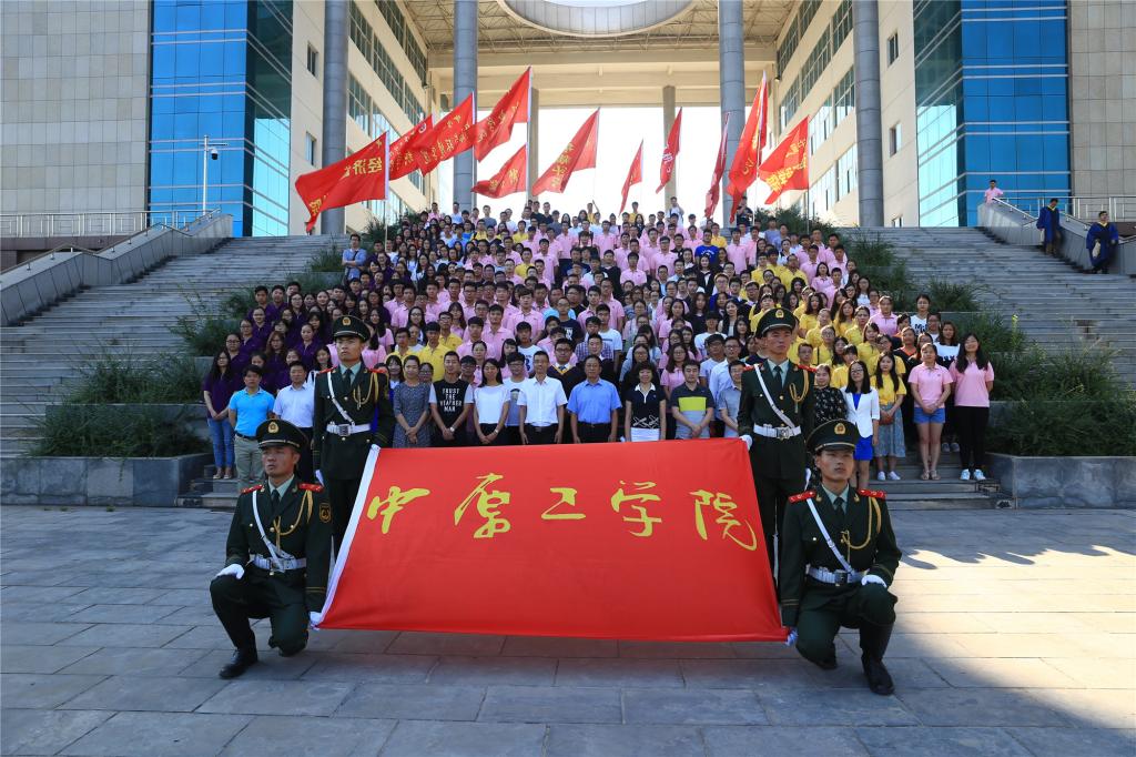 我校隆重举行毕业生党员升旗仪式