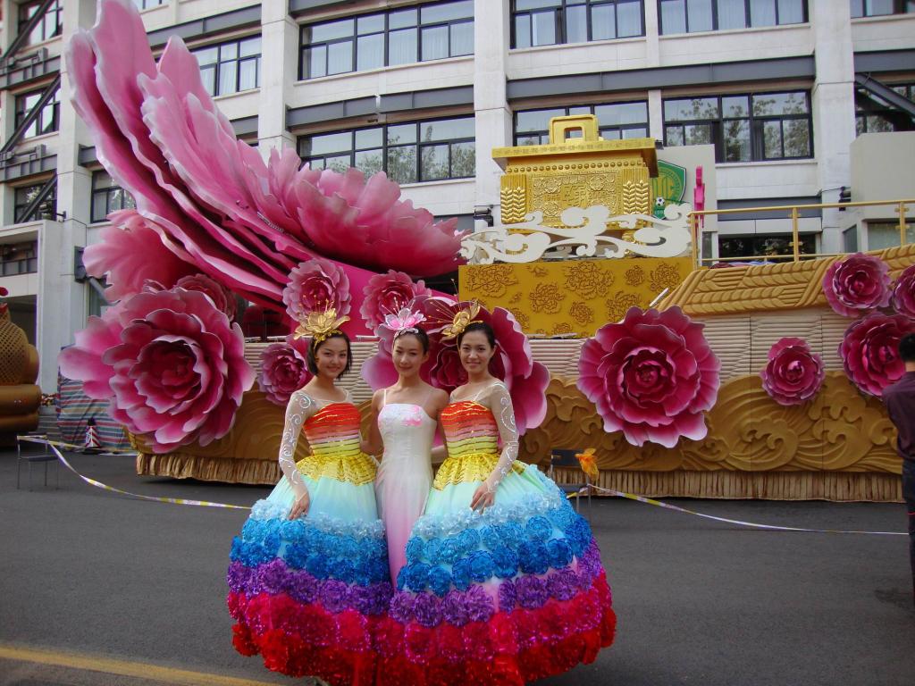 河南国庆彩车牡丹仙子表演服装瞬间多变—牡丹、甲骨文、青铜器 体现中原文化