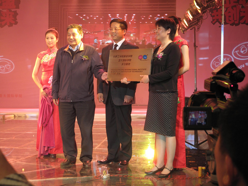 我校召开2008-2009学年第一学期学生工作点评总结会