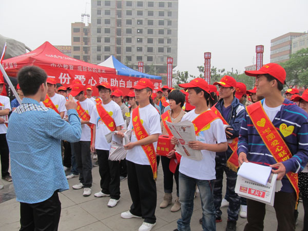 我校学生义卖报纸 捐助白血病女孩