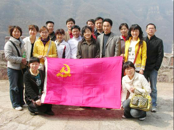 土木建筑工程系教职工党员到回龙村考察学习