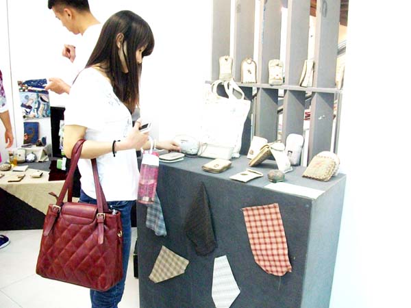 激发学生实践兴趣 服装学院举办手工布艺作品展