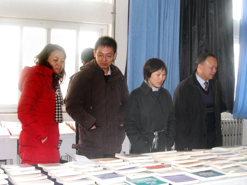 我校举办2009年度秋季优质教材展活动