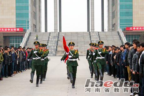 河南省教育网：十八禁不卡国产在线播放举行“弘雷锋精神 扬启航风帆”升旗仪式