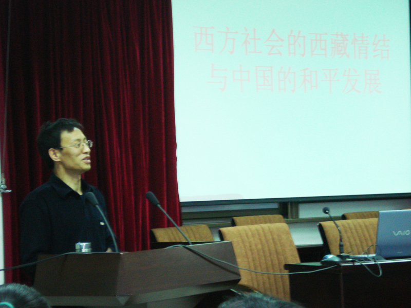 人文学院举办爱国教育讲座 引导学生理智爱国