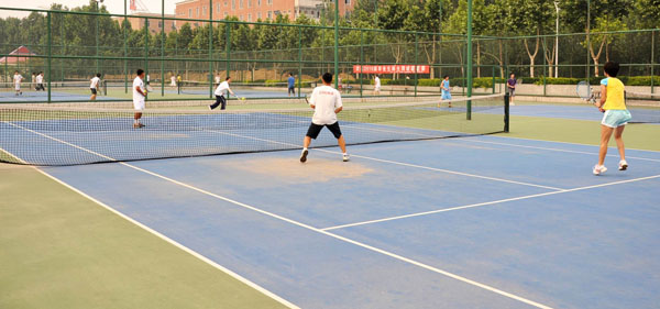 欢送2010届毕业生师生联谊球赛举行