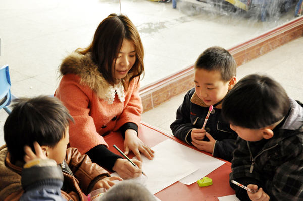 艺术设计学院大学生走进幼儿园传播雷锋精神