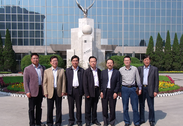 我校隆重欢送博士服务团成员