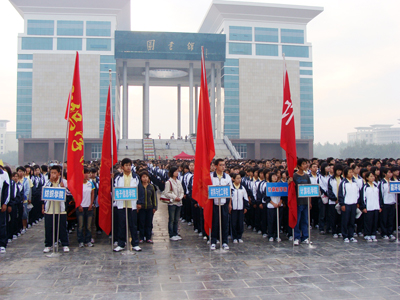 全体新生参加新学期升国旗仪式