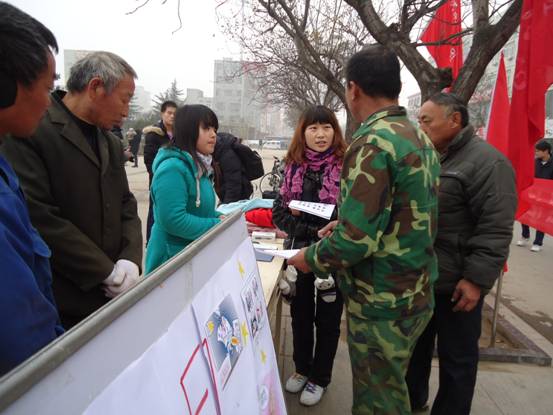 我校师生走上街头宣传法律