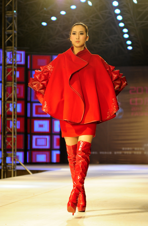 我校2012年服装展演隆重举行