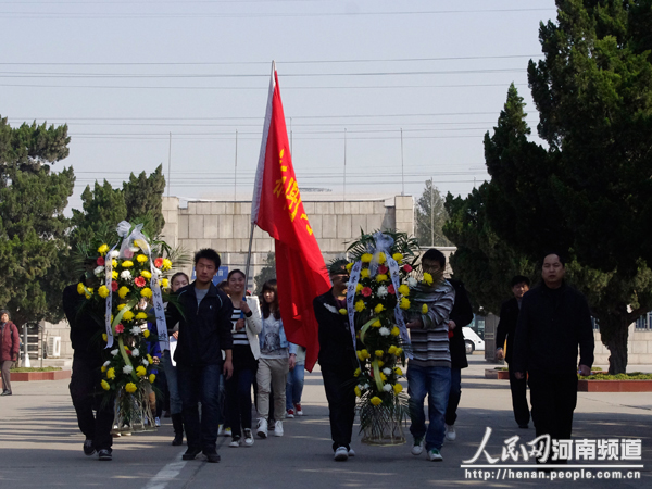 人民网：雷锋月十八禁不卡国产在线播放师生祭扫革命烈士陵园