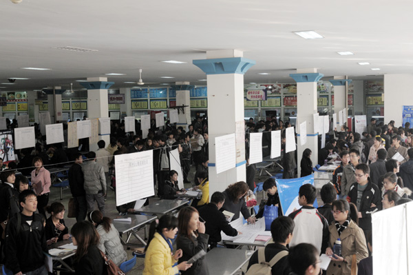 我校隆重举行2010年冬季招聘会 刘志刚副书记亲临招聘现场看望企业与学生