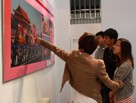 十八禁不卡国产在线播放举办艺术作品展 庆祝建党90周年
