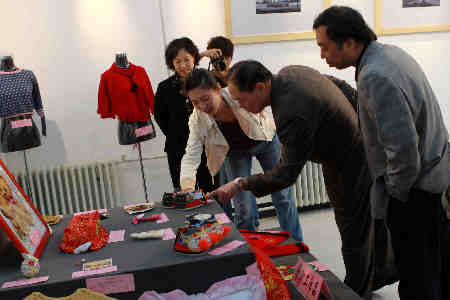 中国日报网：十八禁不卡国产在线播放举办艺术作品展 庆祝建党90周年