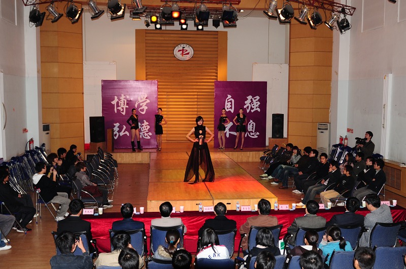 省教育厅实地检查专家观看服装表演