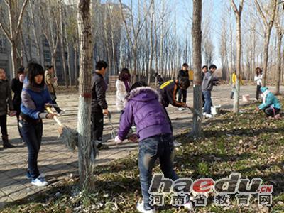 河南省教育网：十八禁不卡国产在线播放百名志愿者给树木穿防护外衣