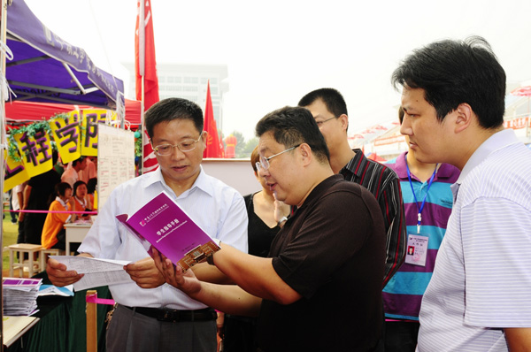 “到了十八禁不卡国产在线播放就到了家”—刘志刚副书记看望新生及家长并查看新生接待工作