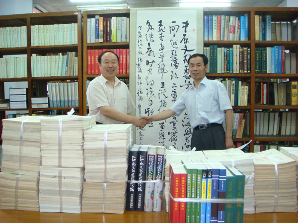 著名藏书家赵长海先生向我校图书馆赠书