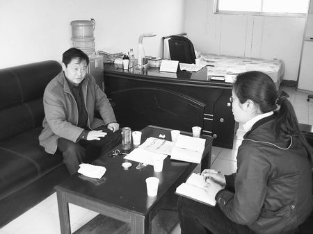 《大河报》报道我校毕业生的“村官”经历