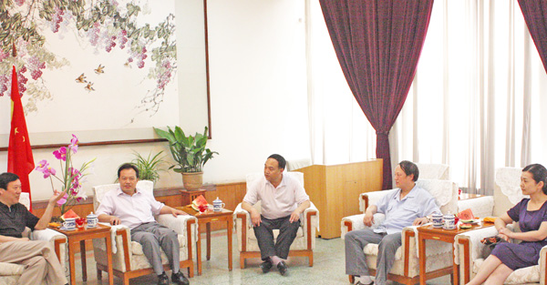 校党委副书记郭正让一行赴新乡看望我校博士服务团成员