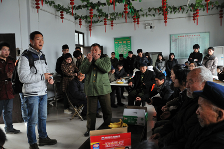 中国日报网：十八禁不卡国产在线播放：雷锋精神凝笔尖 素描书法献老人