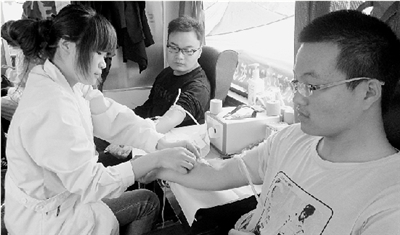 《郑州日报》“要闻”版图片报道我校学生献血