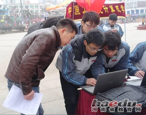 河南省教育网：弘扬雷锋精神 十八禁不卡国产在线播放学生为居民维修电脑