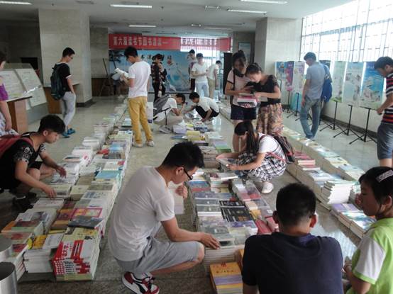 我校举办“2015精品图书展”活动
